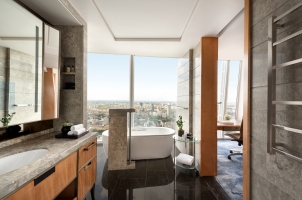 Shangri La Hotel at The Shard - London - deluxe city view bathroom