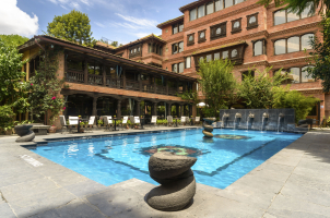 Dwarika's Hotel - swimming pool